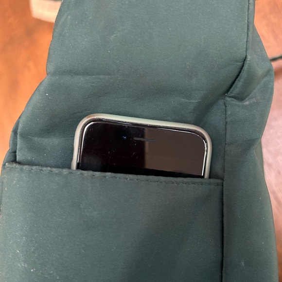 Eddie Bauer Shoulderbag. Kelly Green poly w/nylon inner. Trimmed flannel plaid - Picture 4 of 7